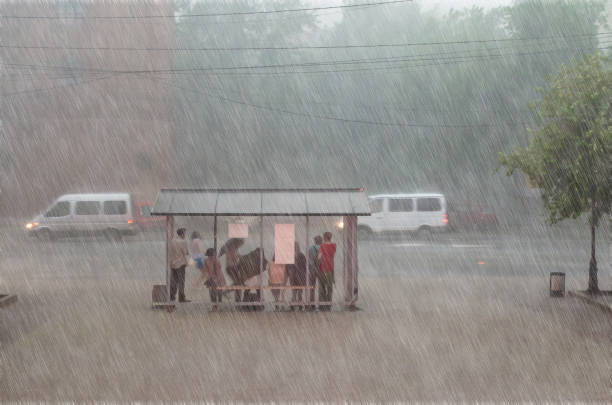 foule de gens se cachent de fortes pluies à un arrêt dans la ville. - lightning thunderstorm storm city photos et images de collection