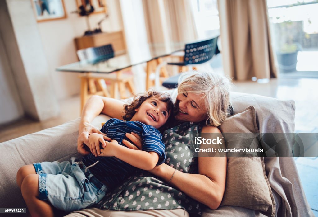 Hermosa abuela y nieto jugando juntos divirtiéndose en casa - Foto de stock de Abuela libre de derechos