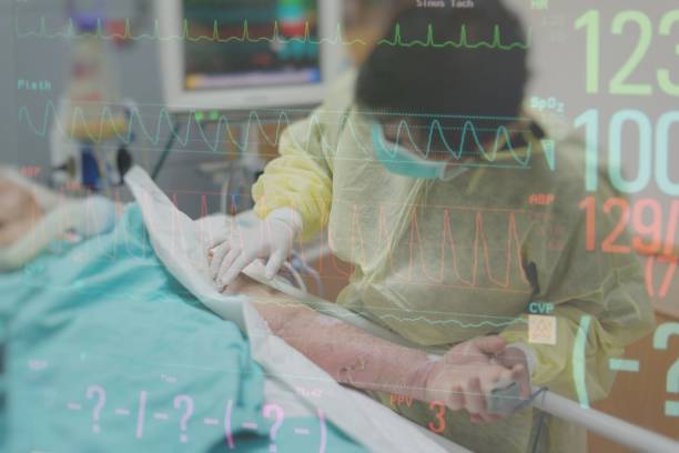 Asian women 40s years old in isolation gown non-sterile coat is a patient relative taking care of the CRE. or VRE. infected elder patient 80s years old on bed in the hospital with graph for heart rate las mujeres asiáticas 40s años en capa no estériles de la bata de aislamiento es un paciente relativa cuidando de la cre. o erv. infectado paciente mayor de los 80 años de edad en cama en el hospital con el gráfico de frecuencia cardiaca