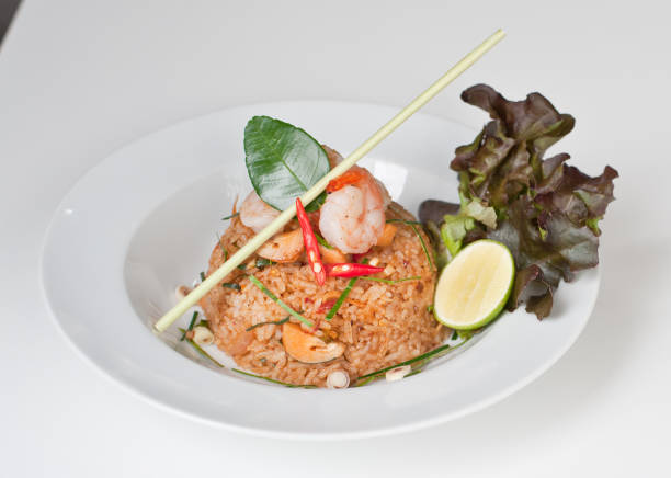 riz frit au piment et crevettes (khao pad tom yum kung) / thai nourriture épicée (cuisine thaïlandaise) - thailand thai cuisine prawn tom yum soup photos et images de collection