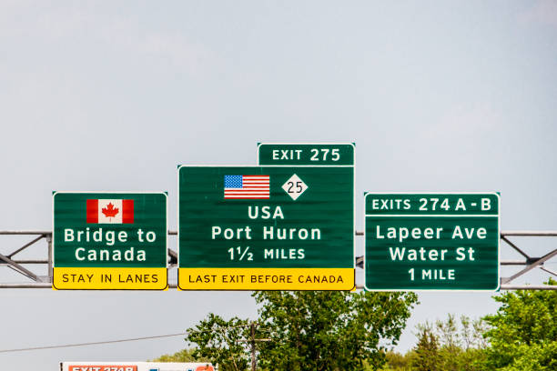 entrando no canadá - car road highway open - fotografias e filmes do acervo