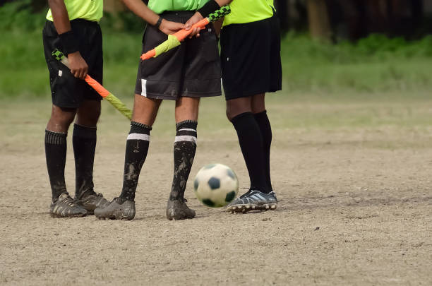 fussball-schiedsrichter - referee soccer authority linesman stock-fotos und bilder