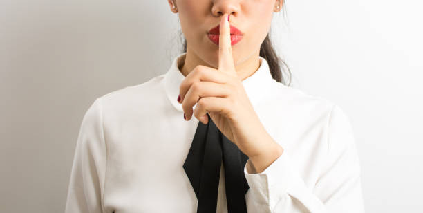 shhhhh! geschäftsfrau requiriong stille - silence finger on lips businesswoman one person stock-fotos und bilder