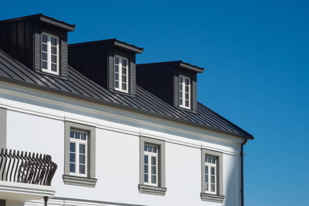 top wohnhaus fassade gegen blauen himmel - metal roof fotos stock-fotos und bilder