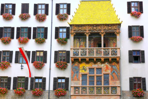 österreichische flagge, mittelalterlichen goldenen dach platz der innsbrucker altstadt, stadtansicht panorama der tiroler hauptstadt, österreich - tirol village european alps austria stock-fotos und bilder