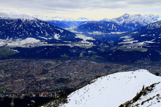 luchtfoto uitzicht van innsbruck stadsgezicht panorama en idyllische noord tirol besneeuwde karwendel-gebergte above, oostenrijk - brennerpas stockfoto's en -beelden