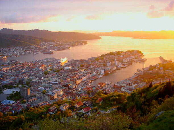 norwegen: beeindruckenden bergen stadtbild bucht am gold farbigen sonnenuntergang von oben, norwegische dramatische landschaft, skandinavien – skandinavien - sogn og fjordane county stock-fotos und bilder