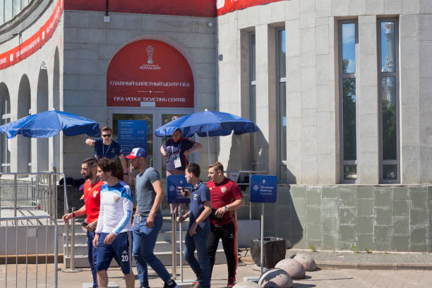 los aficionados al fútbol en la entrada principal centro fifa cerca de la estación de metro "sportivnaya" en san petersburgo - confederations cup fotografías e imágenes de stock