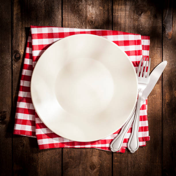 소박한 나무 테이블에 빈 접시 - napkin silverware textile fork 뉴스 사진 이미지