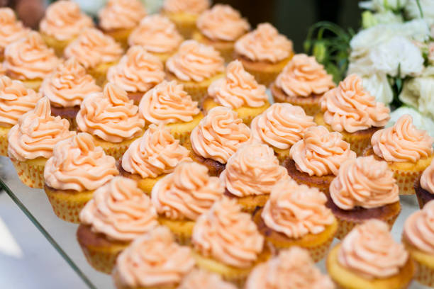 fourchette, gâteaux de crème pâtissière, buffet de douces vacances avec petits gâteaux et autres desserts, traiteur dans les gâteaux de restaurant, chocolat - cathering photos et images de collection