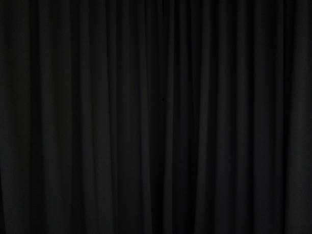 schwarzer vorhang hintergrundszene - vorhang stock-fotos und bilder