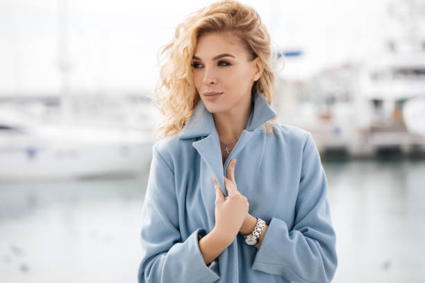 tiro al aire libre de hermosa mujer joven en un muelle - glamour blond hair beauty women fotografías e imágenes de stock