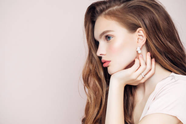 studio shot of young beautiful woman - earring imagens e fotografias de stock