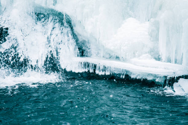 ノルウェーの冬に凍った川に沿って美しい氷の形成 - icicle ice textured arctic ストックフォトと画像
