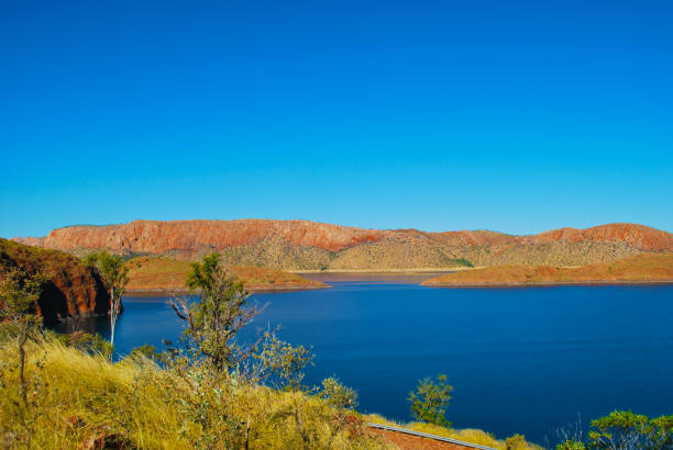 vista do lago argyle nas proximidades de kununurra, austrália ocidental, esquema de irrigação ord river. cidade do leste de kimberley de kununurra - kimberley plain - fotografias e filmes do acervo