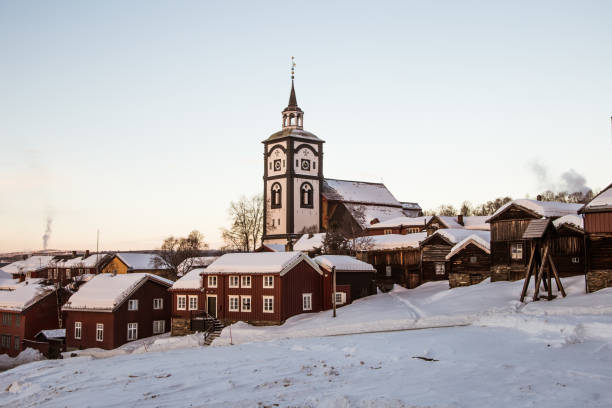 ein schöner morgen panorama einer norwegischen kleinstadt roros - smog city pollution town stock-fotos und bilder