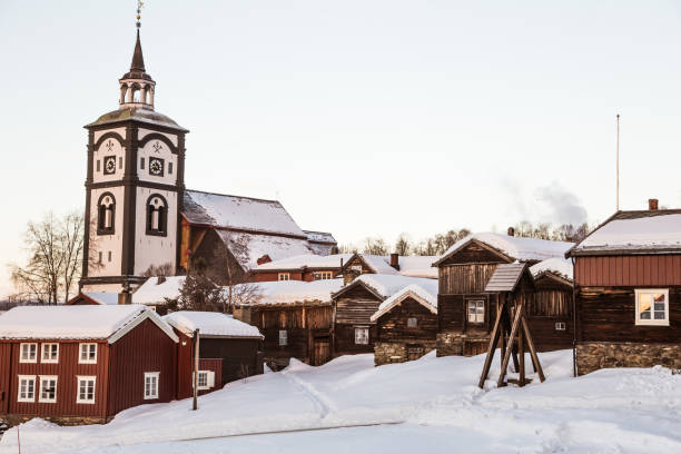 um panorama de linda manhã de uma pequena cidade norueguesa roros - smog city pollution town - fotografias e filmes do acervo