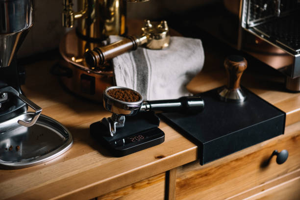 процесс приготовления кофе шаг за шагом. вкусный утренний свежемолотый кофе внутри portafilter на деревянном столе - tamping стоковые фото и изображения