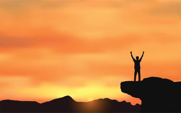 illustrazioni stock, clip art, cartoni animati e icone di tendenza di silhouette dell'uomo in piedi sulla scogliera di montagna guardando lo sfondo del cielo del tramonto - braccia alzate