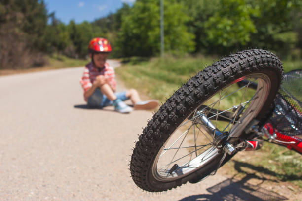 concept de sécurité enfants - child bicycle cycling danger photos et images de collection