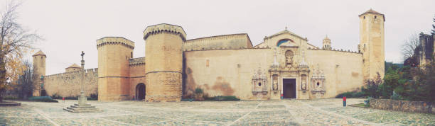 hauts murs du monastère de poblet - abbaye de poblet photos et images de collection