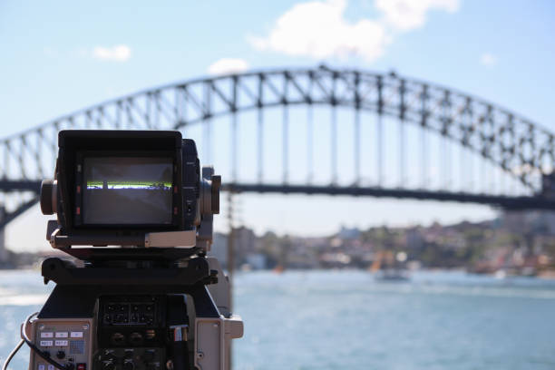 filming the sydney harbor bridge - sydney harbor fotos imagens e fotografias de stock