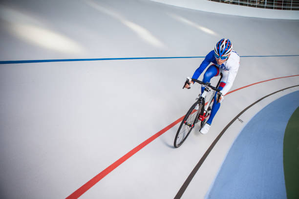 kolarz wyścigowy na velodrome na zewnątrz. - track cycling zdjęcia i obrazy z banku zdjęć