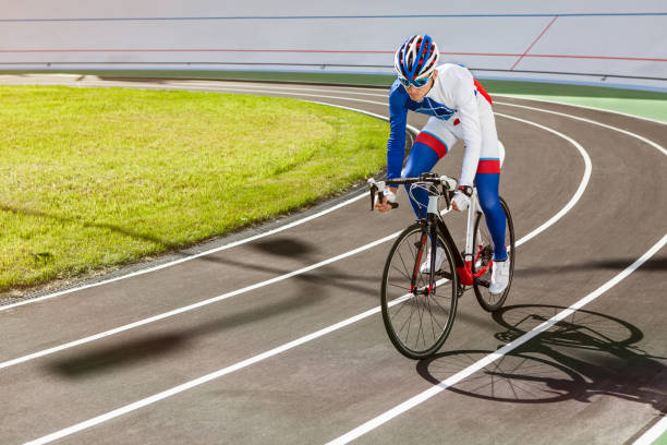 kolarz wyścigowy na velodrome na zewnątrz. - track cycling zdjęcia i obrazy z banku zdjęć