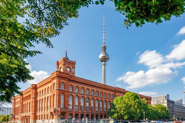 夏にはテレビ塔の前にベルリンで赤の市庁舎 - brick european culture facade famous place ストックフォトと画像