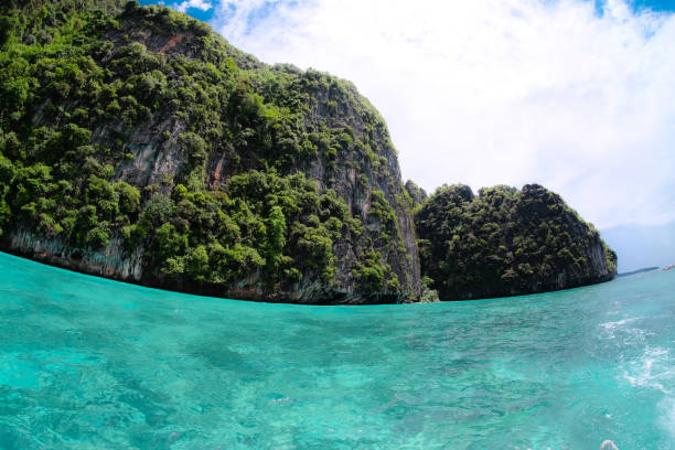 кристально чистое бирюзовое море, 20-е море в краби пхукет таиланд - thailand beach nautical vessel phuket province стоковые фото и изображения