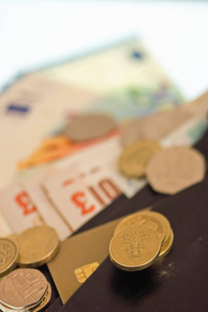 財布に 10 ポンド、5 ポンドのノート - magnification coin equipment european union currency ストックフォ��トと画像