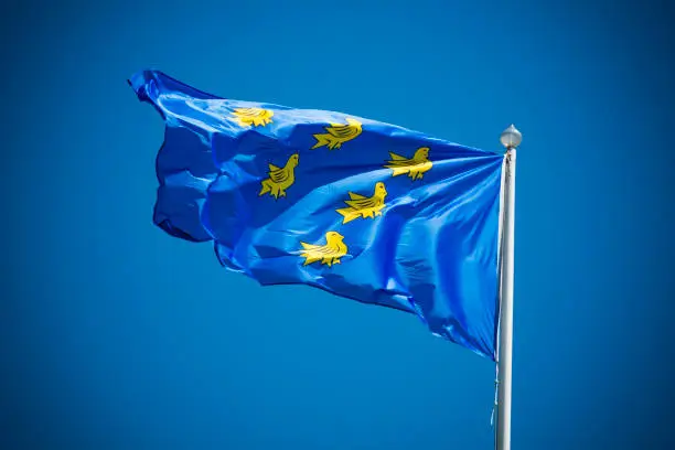 Photo of Sussex flag on sunny day against clear blue sky