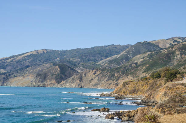 zentral-kalifornien küste mit klippen, strand und blauen meer in big sur - coastline big sur california pacific ocean stock-fotos und bilder