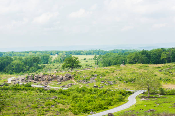 Landscape overlook view from Little Round Top in Gettysburg battlefield national park overlooking Devil's Den Gettysburg: Landscape overlook view from Little Round Top in Gettysburg battlefield national park overlooking Devil's Den gettysburg national cemetery stock pictures, royalty-free photos & images