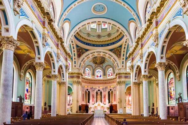 interior iglesia de la catedral saint patrick con adornos de colores en la ciudad del capitol de pennsylvania - 2947 fotografías e imágenes de stock