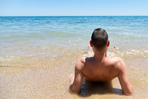 jeune homme sur la plage - men naked water male photos et images de collection