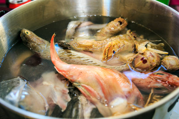 fumet pescado para paella - caldo de pescado fotografías e imágenes de stock