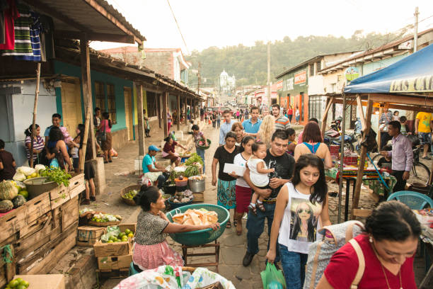 wochenmarkt in el salvador - el salvadoran stock-fotos und bilder