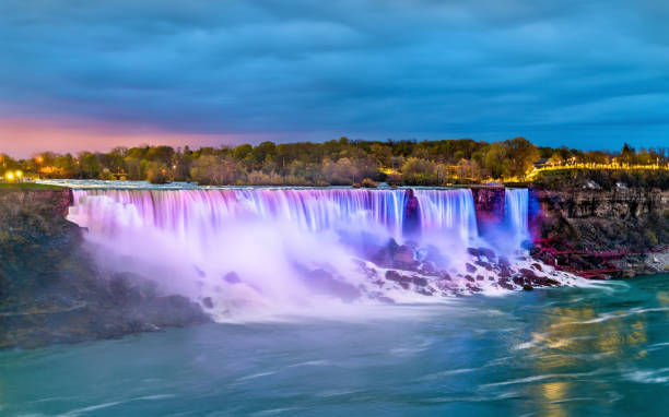 las cataratas americanas y bridal veil falls en cataratas del niágara de canadá - cataratas del niágara fotografías e imágenes de stock