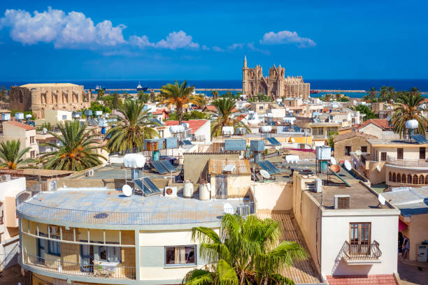 ein blick auf famagusta stadt mit blick auf das meer. zypern - famagusta stock-fotos und bilder