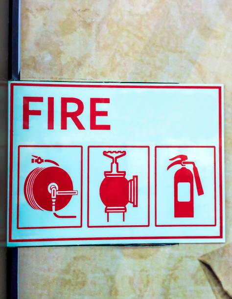 schild des brandschutzes - commercial sprinkler system stock-fotos und bilder