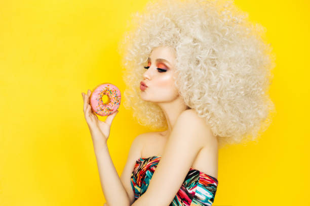 jolie blonde avec des donuts roses - surprise women humor old fashioned photos et images de collection