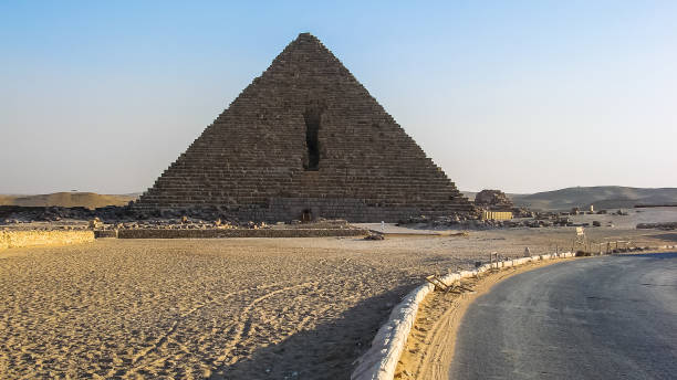 piramide di menkaure, vista da nord - giza plateau immagine foto e immagini stock