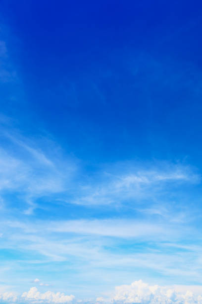 青空の背景やデザインの美しい柔らかい白い雲 - 青空 ストックフォトと画像