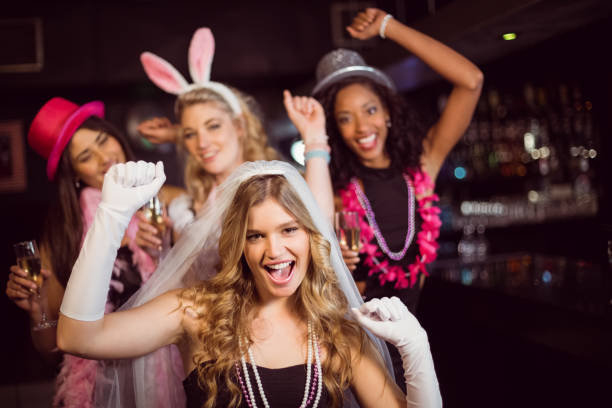 freunde feiern junggesellenabschied - bachelorette party stock-fotos und bilder