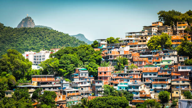 cristo en favelas (chabolas) en río de janeiro - christ the redeemer rio de janeiro city urban scene fotografías e imágenes de stock