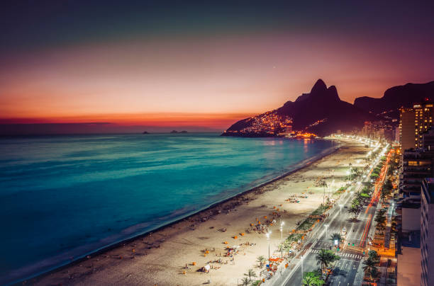 sonnenuntergang am strand von ipanema und küste straße, rio de janeiro - rio de janeiro copacabana beach ipanema beach brazil stock-fotos und bilder