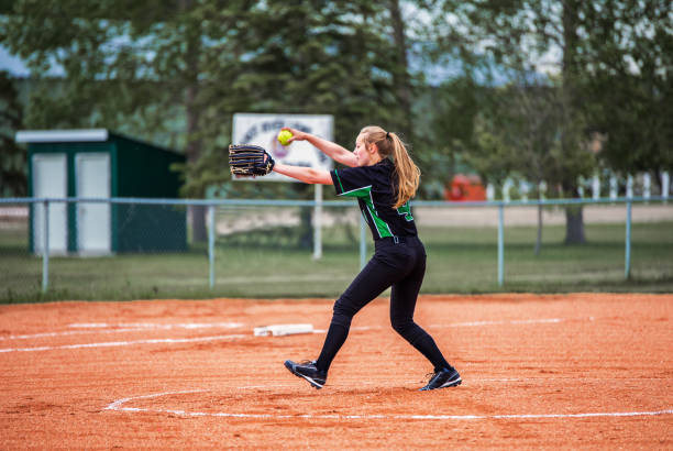 teenager-mädchen pitching fastball - baseball diamond fotos stock-fotos und bilder