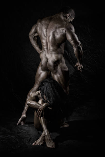 hommes et des femmes formés dans le studio - men muscular build body building sensuality photos et images de collection