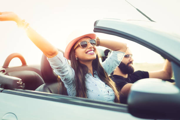 amigos en viaje por carretera - descapotable fotografías e imágenes de stock